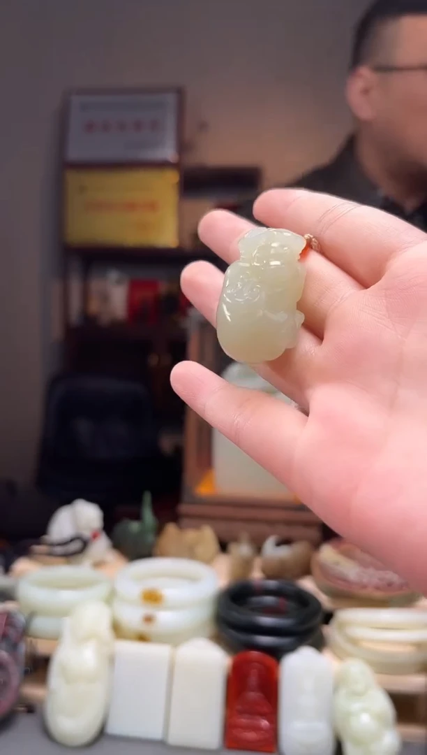 颈饰未镶嵌和田玉吊坠