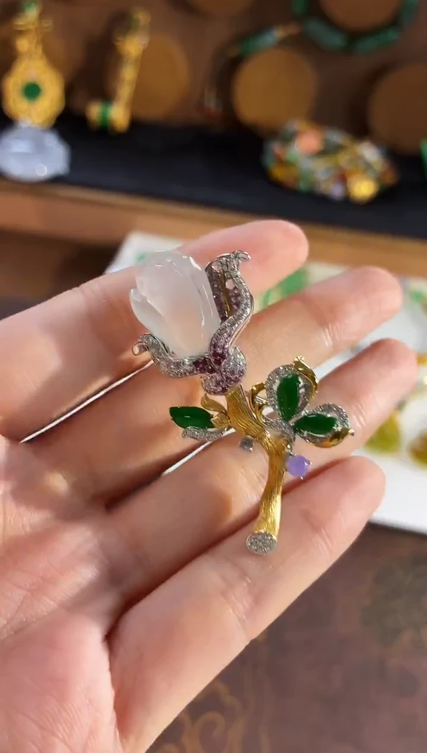 颈饰18K金镶嵌翡翠胸针