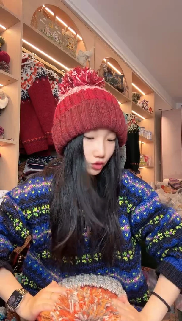 羊毛新年红翻边帽