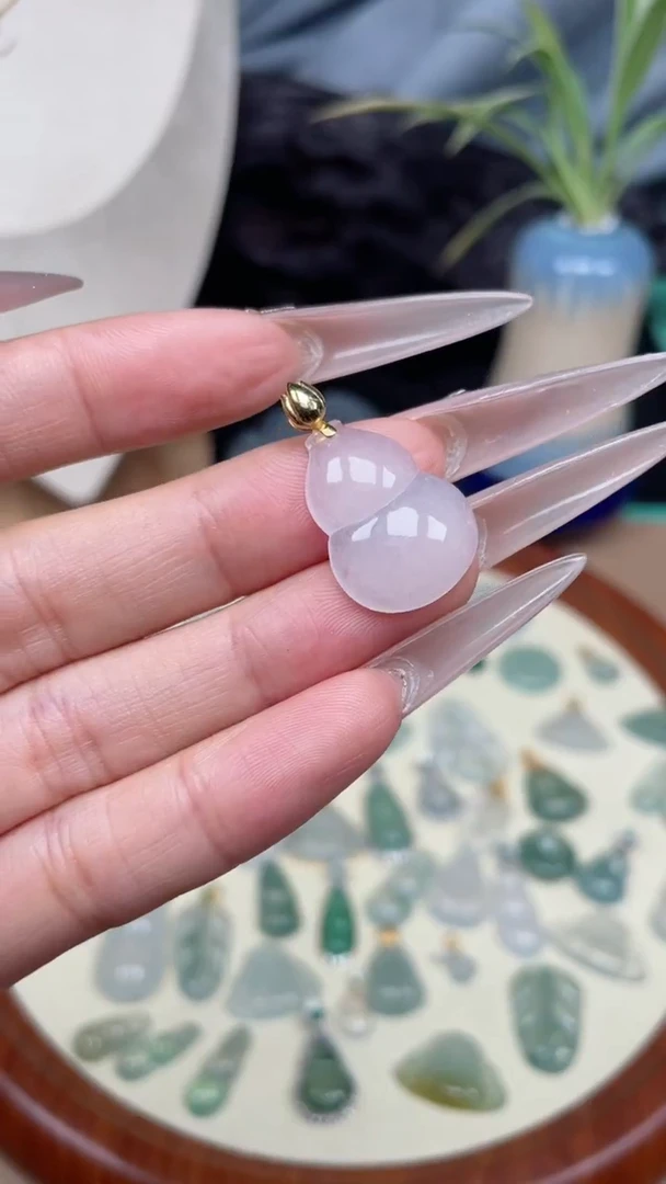 翡翠18K金镶嵌颈饰葫芦