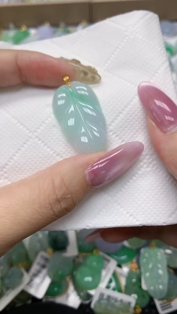 翡翠18K金镶嵌颈饰111111111