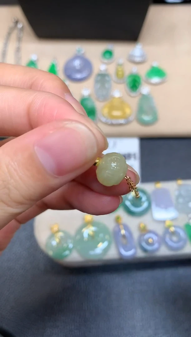 颈饰18K金镶嵌翡翠莲花【无服务费·1··1·