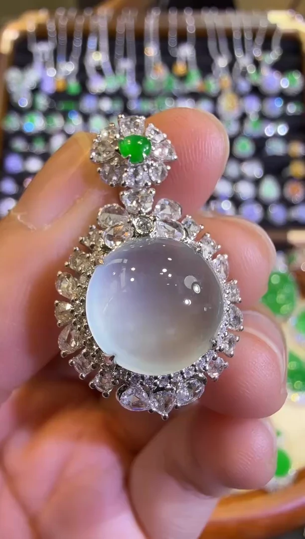 翡翠18K金镶嵌吊坠(赠链)玻璃种极光白蛋面吊坠