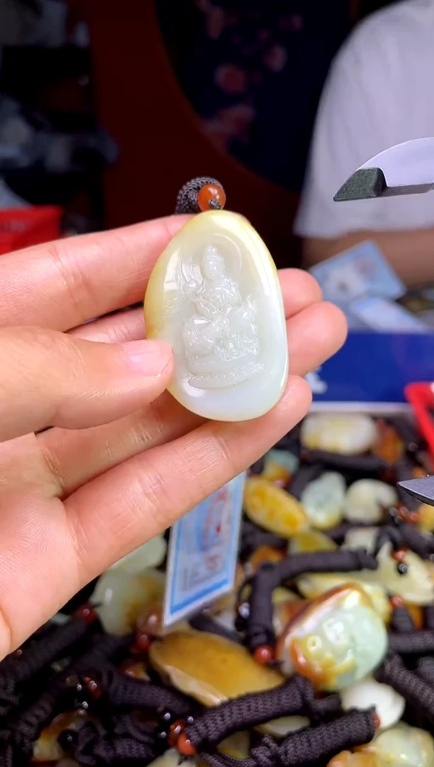 和田玉未镶嵌颈饰1