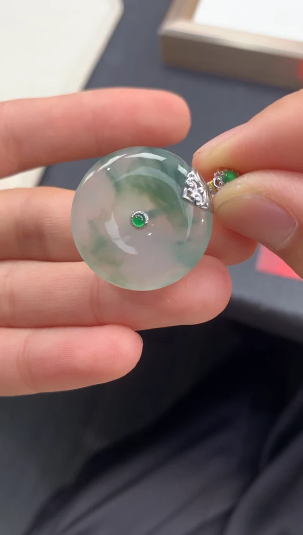 颈饰18K金镶嵌翡翠退货需吊牌标签完好