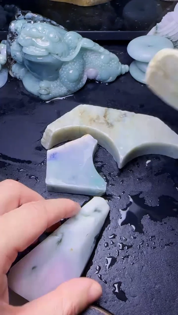 颈饰未镶嵌翡翠像**月103