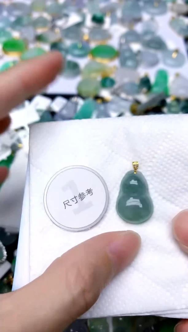 颈饰18K金镶嵌翡翠天然A货翡翠