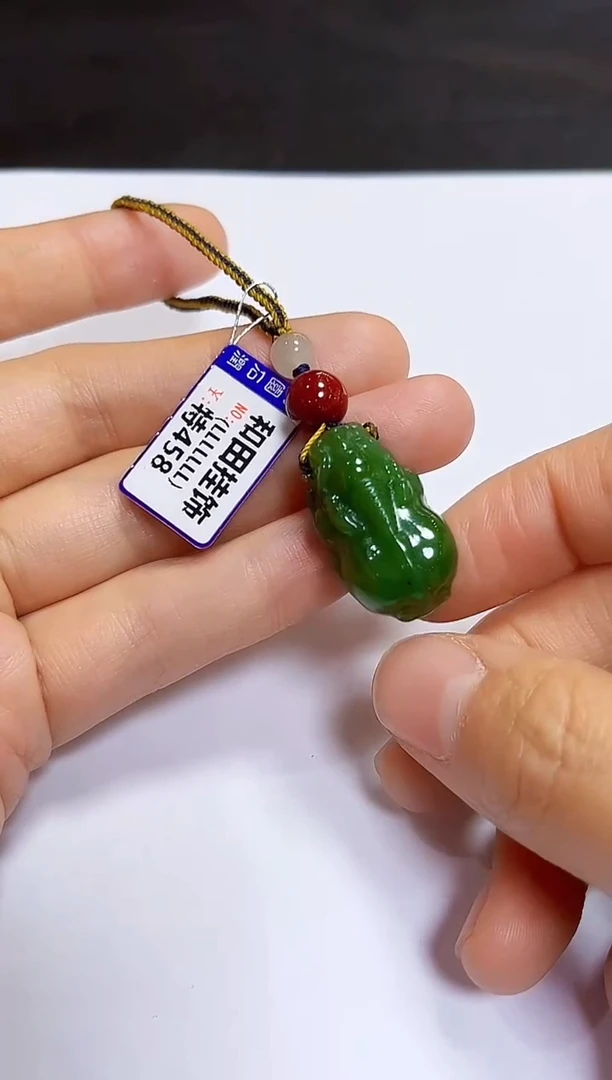 颈饰未镶嵌和田玉挂件