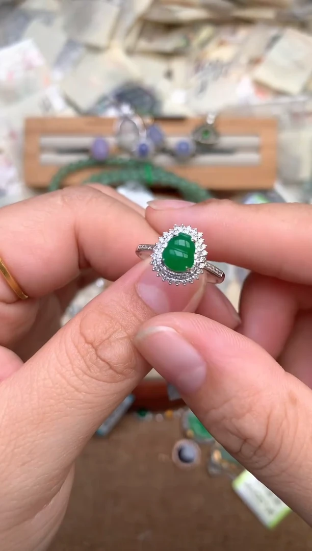 18K金镶嵌挂件翡翠一