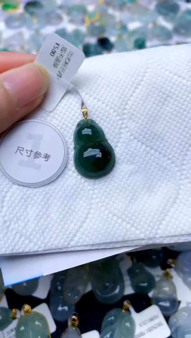 颈饰18K金镶嵌翡翠天然A货翡翠