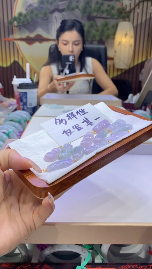 翡翠18K金镶嵌颈饰多样性仅发其一9083