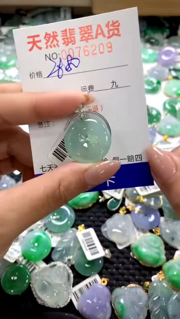 颈饰18K金镶嵌翡翠1111111111111111