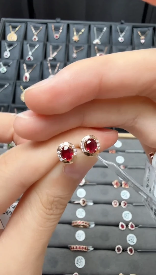 18K金镶嵌耳钉红宝石主石一对共0.52ct