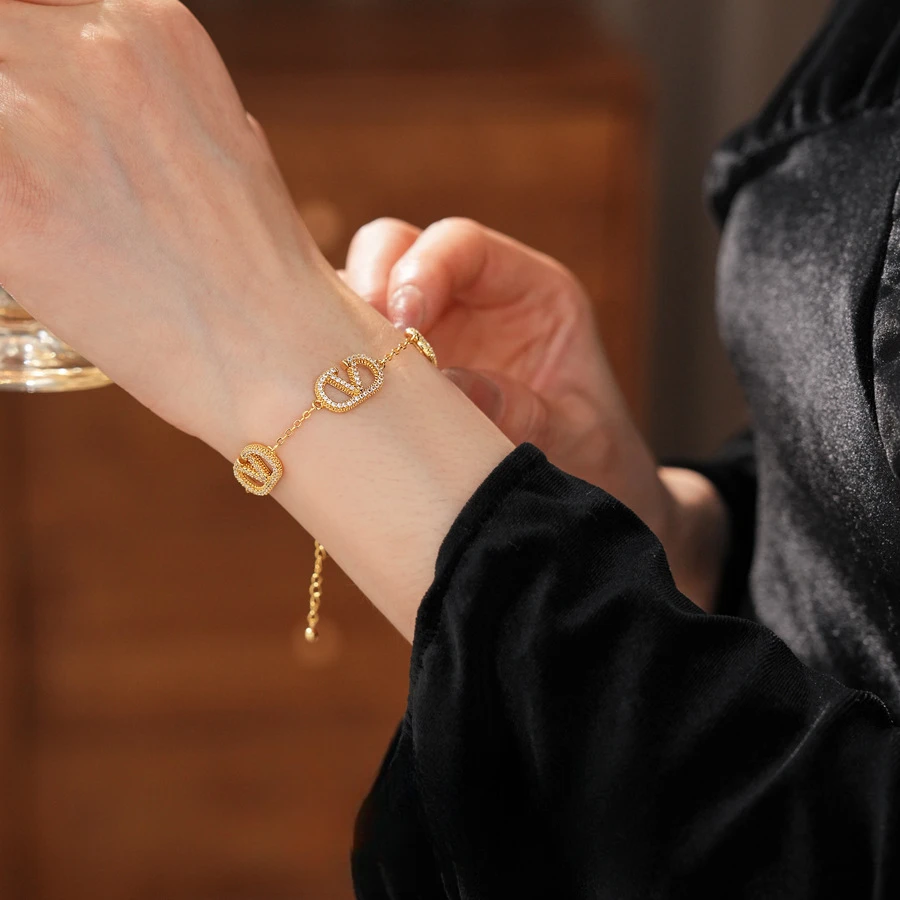 钛钢锆石手链 微镶锆石猪鼻子字母手链 LH12785