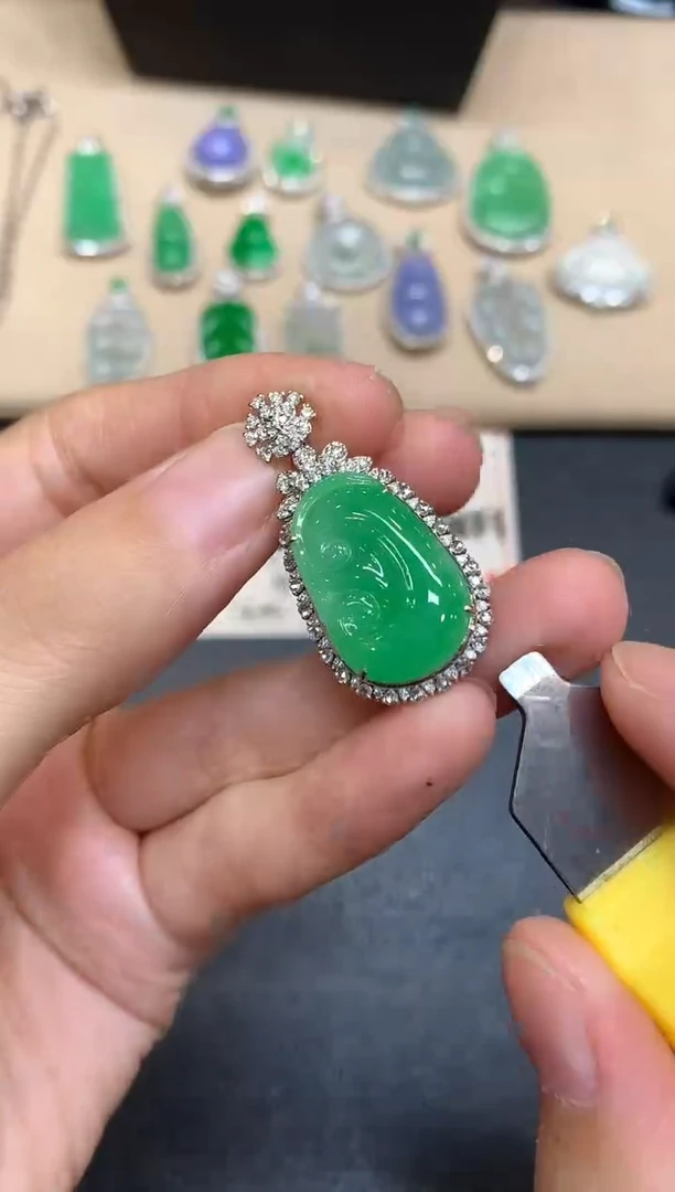 颈饰18K金镶嵌翡翠如意【无服务费