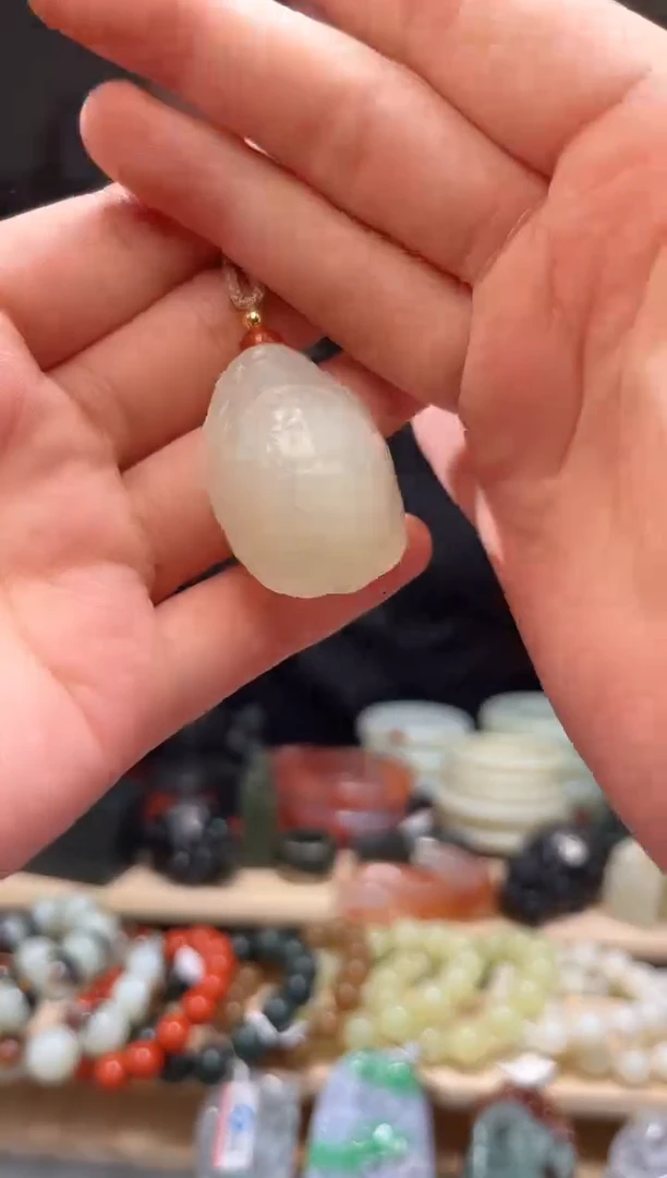 颈饰未镶嵌和田玉吊坠