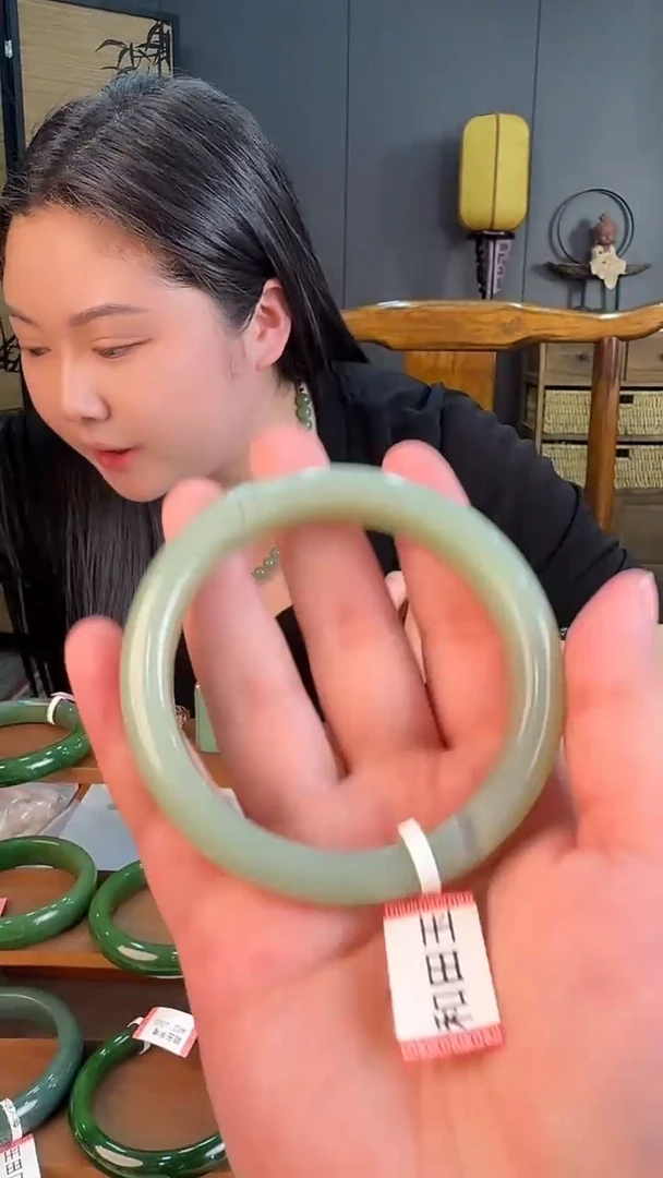 【闪购商品】和田玉手镯未镶嵌且末料一支