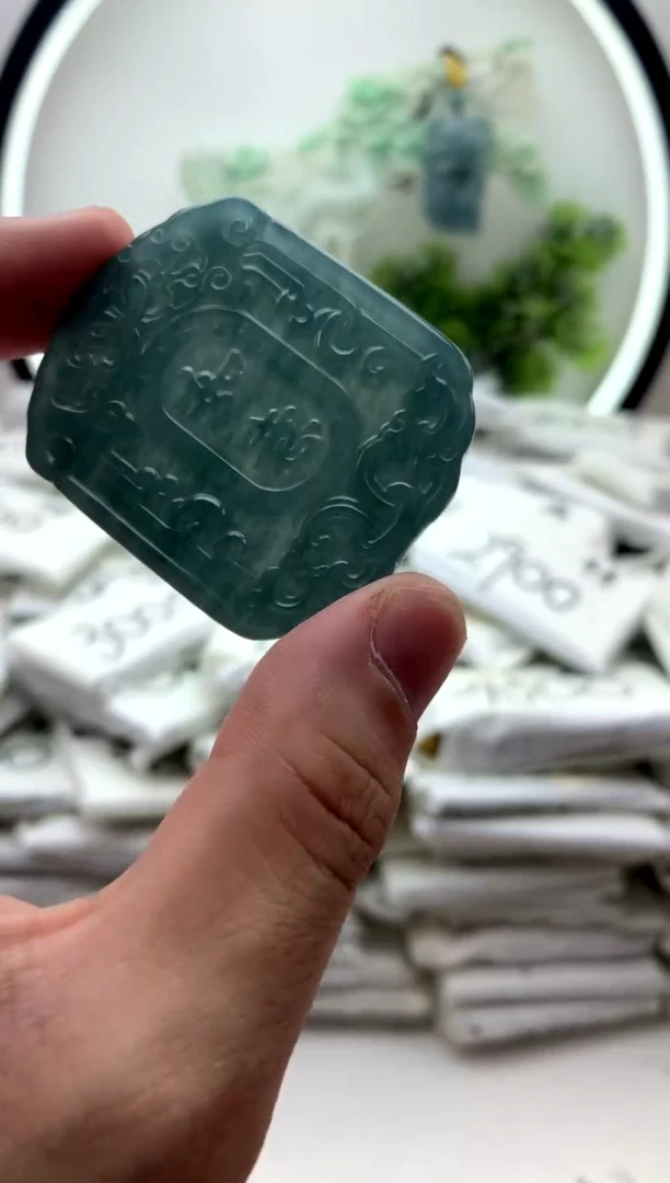 翡翠未镶嵌颈饰如意