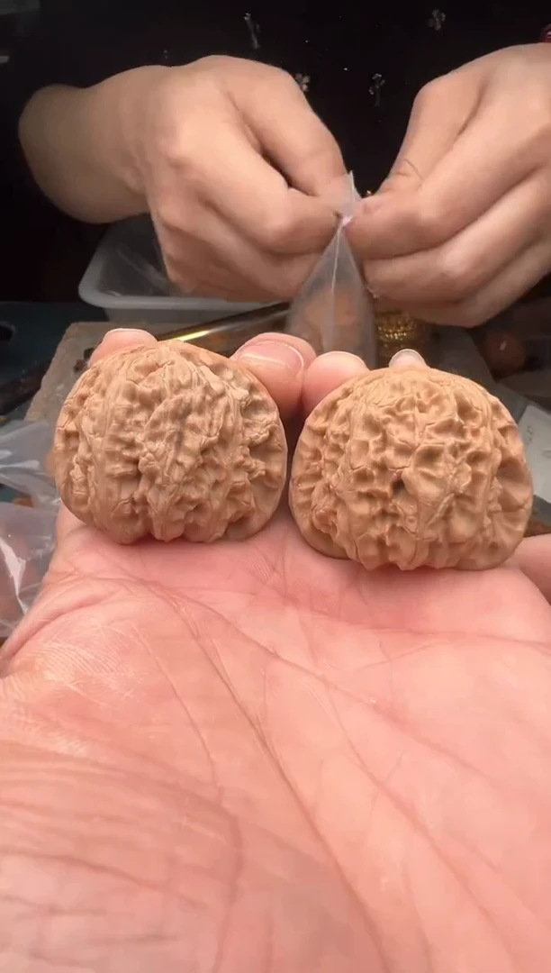 【闪购商品】文玩核桃把件41左右尺寸白茬白狮子随机一对