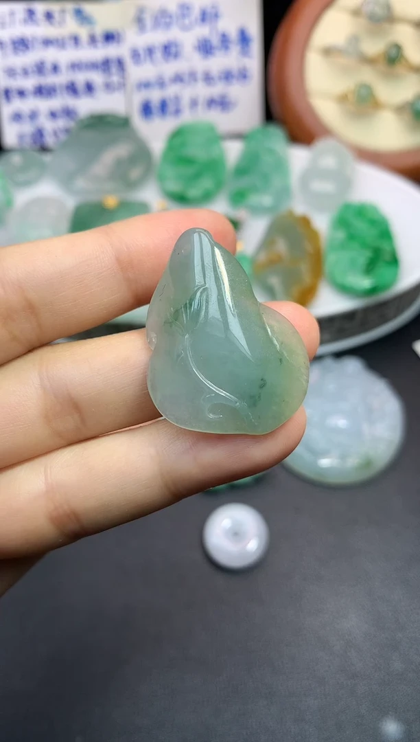 颈饰未镶嵌翡翠吊坠