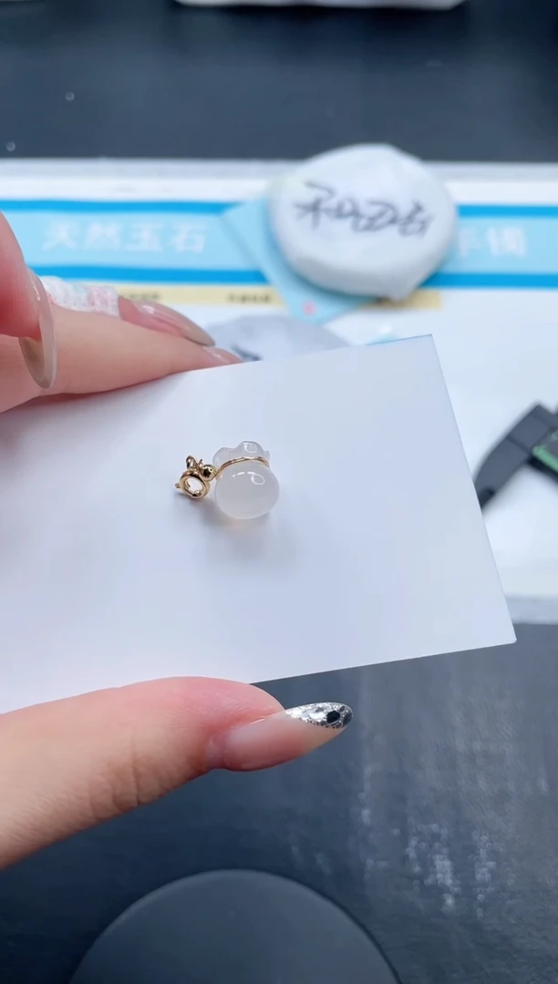 石英质玉未镶嵌颈饰福袋