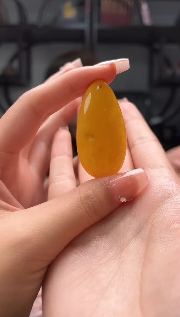 蜜蜡颈饰未镶嵌鸡油黄蜜蜡水滴吊坠