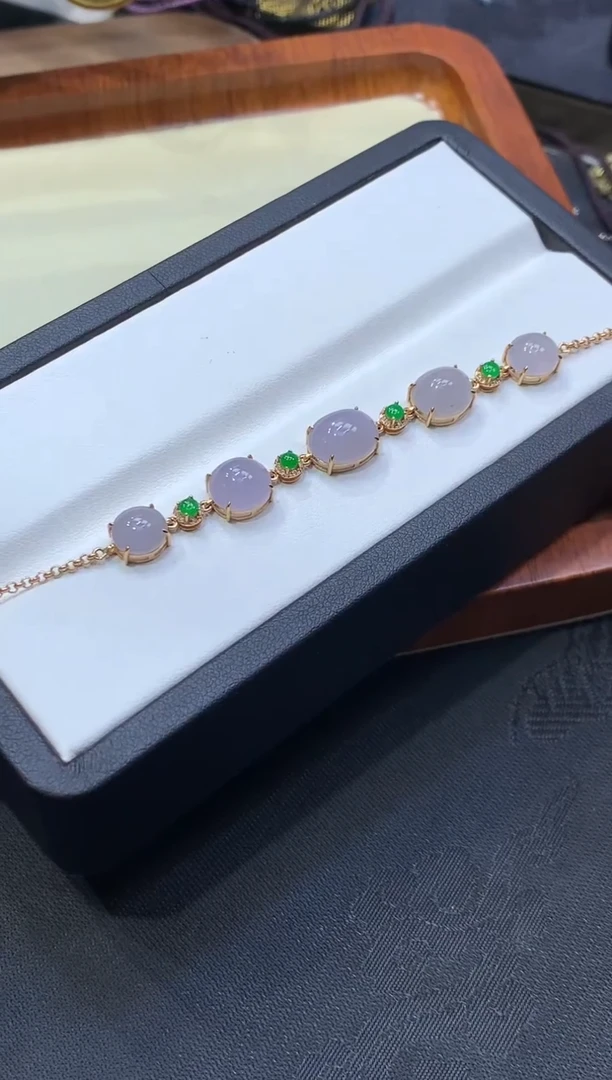 18K金镶嵌挂件翡翠蛋面手链