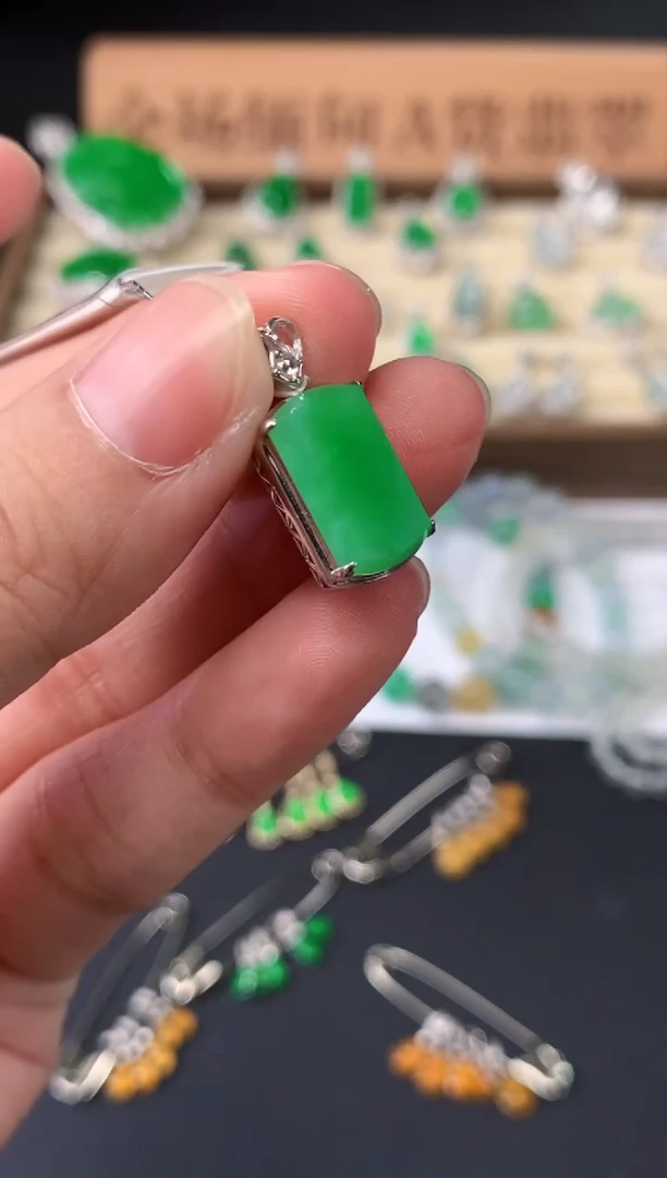 吊坠(不含链)18K金镶嵌翡翠Q313|4800