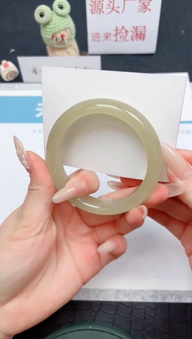 【闪购商品】石英质玉手镯未镶嵌18-58