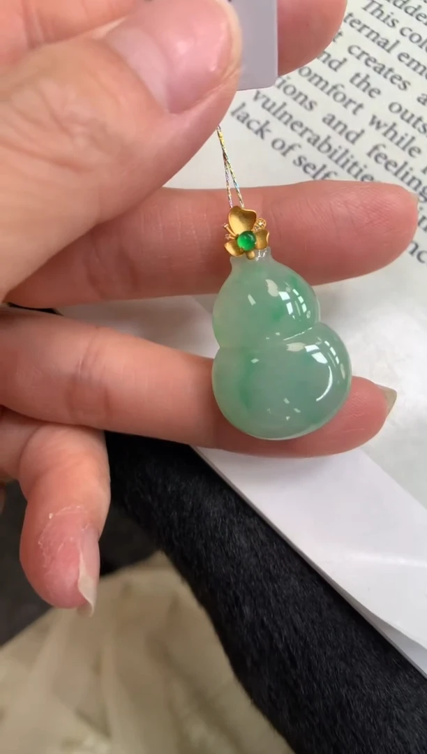 翡翠18K金镶嵌颈饰葫芦