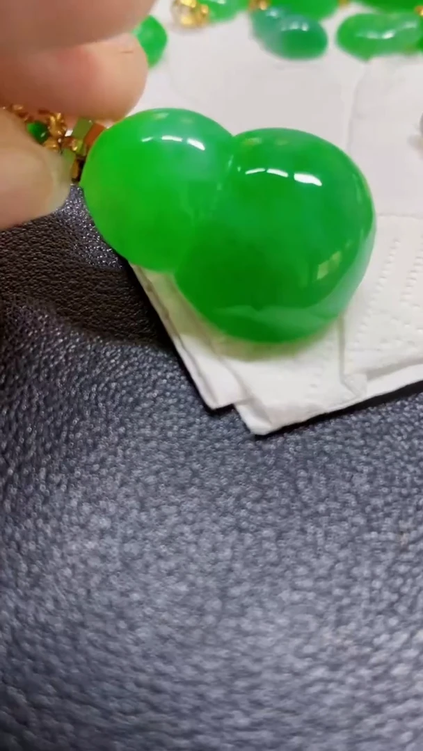 颈饰18K金镶嵌翡翠葫芦