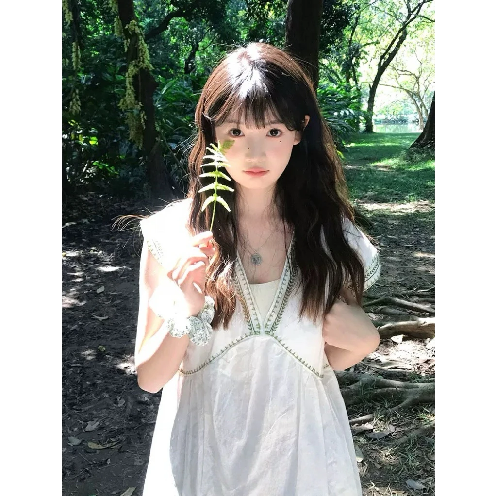 森系初恋感v领白色连衣裙女款夏季复古温柔风碎花短款落肩衬衫裙