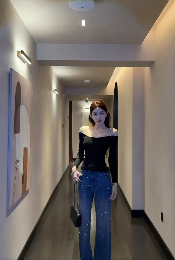 2025秋冬新款法式气质烫钻性感黑色长袖T恤上衣配牛仔裤两件套女