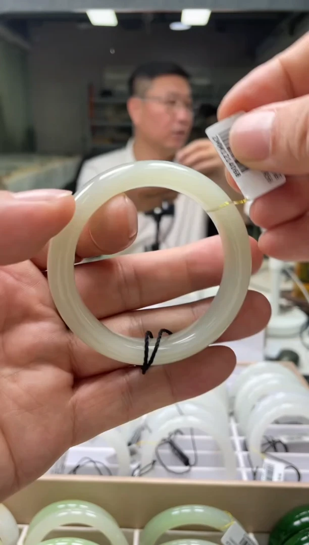 【闪购商品】和田玉手镯未镶嵌编码4068 圈口51-52