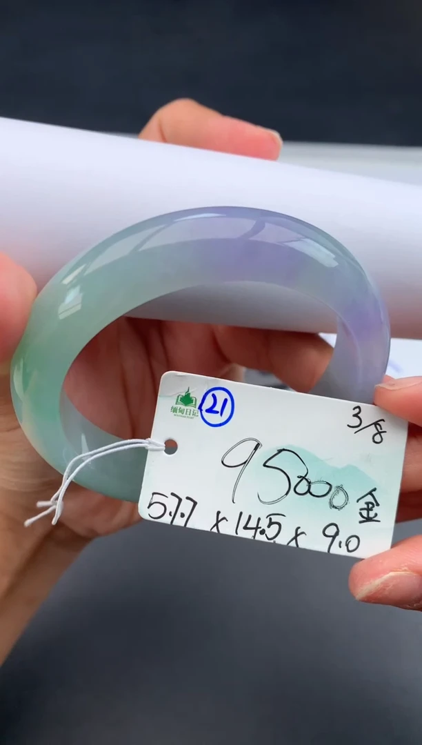 【闪购商品】翡翠手镯未镶嵌女神节#送礼#，下单联系客服核对地址~