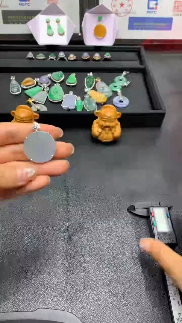 颈饰18K金镶嵌翡翠圆无事牌