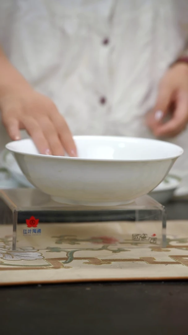 1个微瑕白胎9英寸斗碗（无底款）