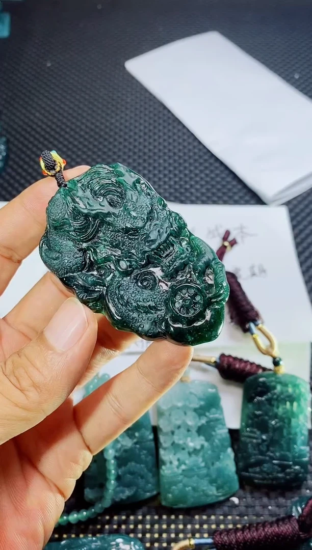 翡翠未镶嵌颈饰