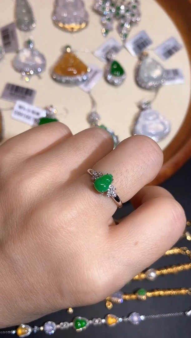 18K金镶嵌戒指翡翠戒指