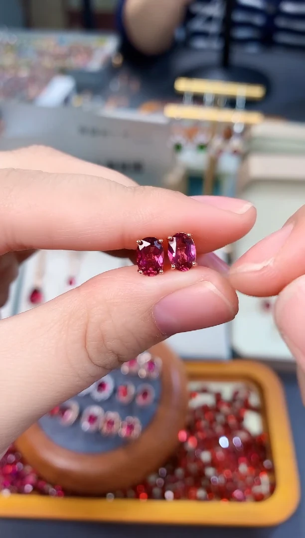 【闪购商品】石榴石耳钉银S925镶嵌天然镁铝5*7