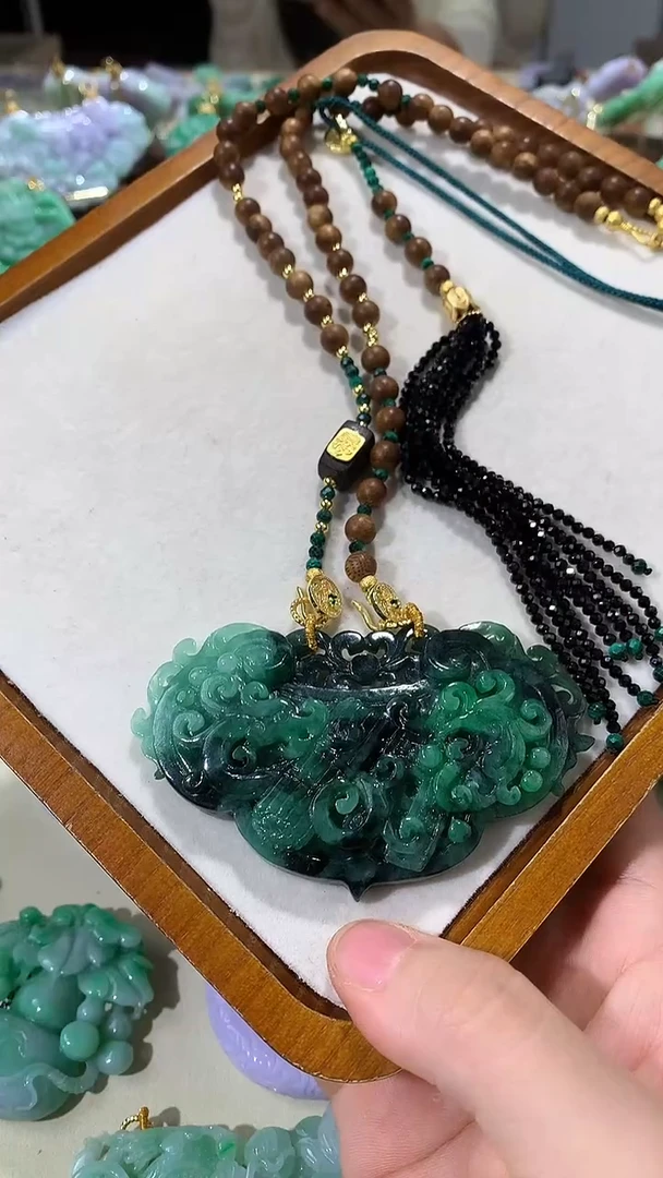 颈饰未镶嵌翡翠吊坠