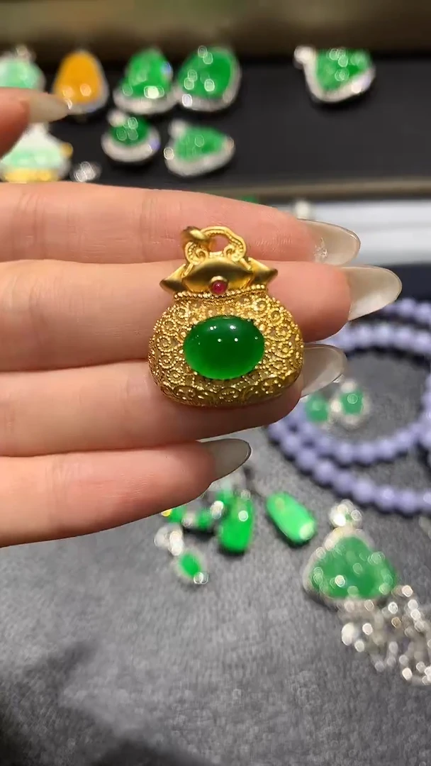 【闪购商品】翡翠吊坠(不含链)18K金镶嵌50团购