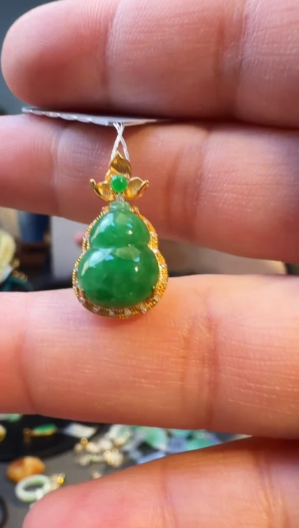 颈饰18K金镶嵌翡翠吊坠