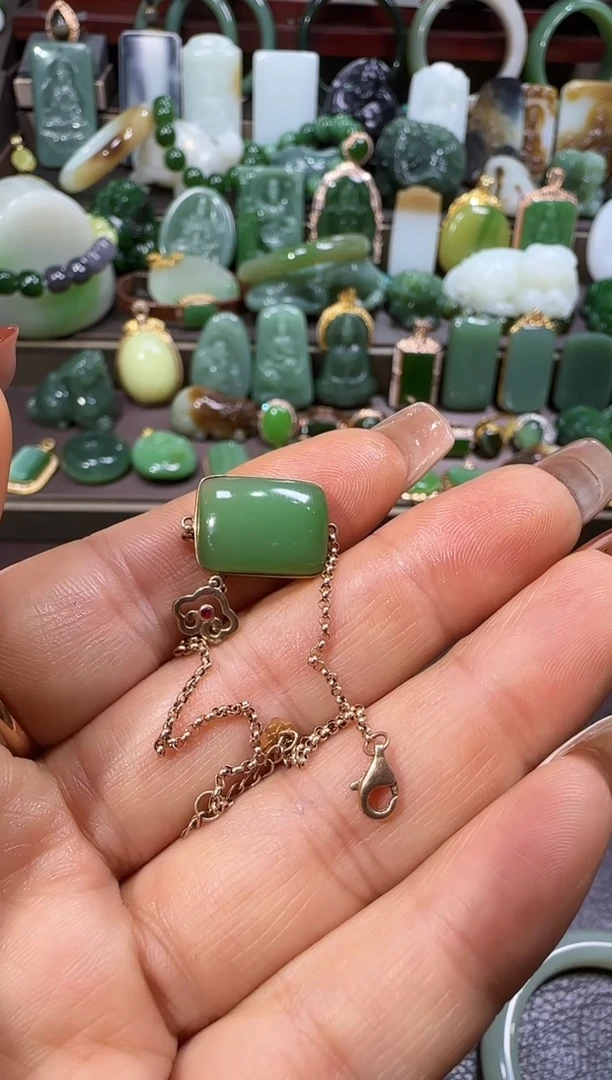 18K金镶嵌和田玉挂件【宏1223】63