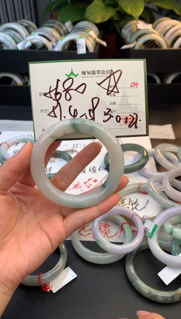 未镶嵌定制翡翠毛货需精细抛光+多人