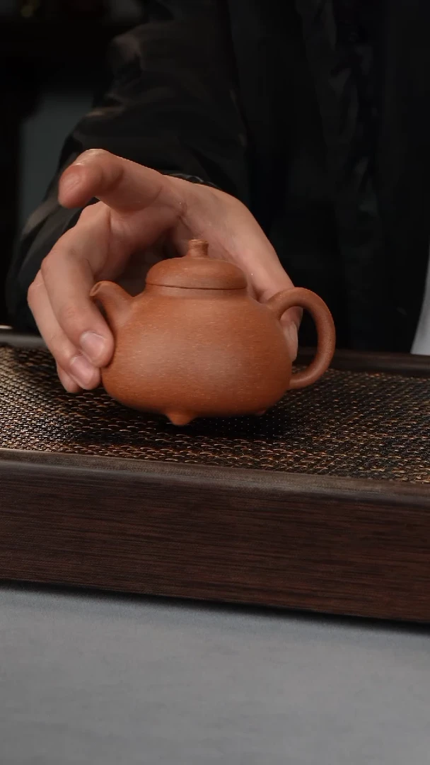 【闪购商品】三足乳鼎 黄降坡（645号）