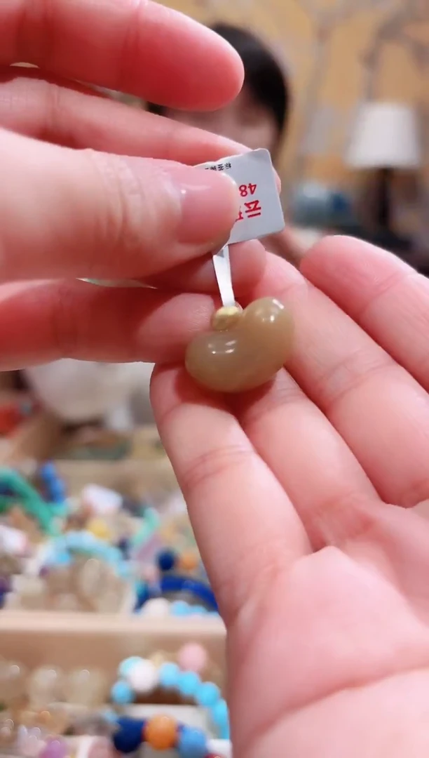 颈饰18K金镶嵌和田玉吊坠如意锁