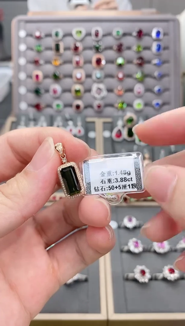 18K金镶嵌颈饰碧玺3.88