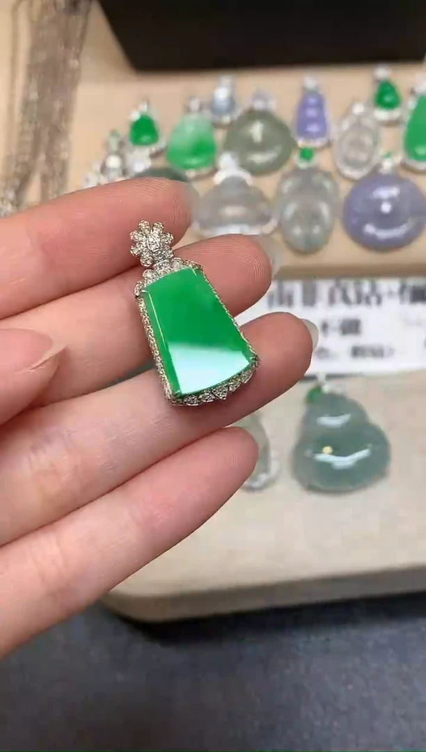 颈饰18K金镶嵌翡翠无事牌【无服务费