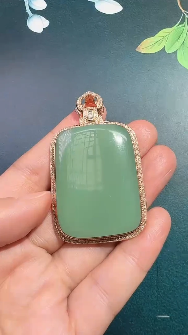 颈饰18K金镶嵌和田玉吊坠